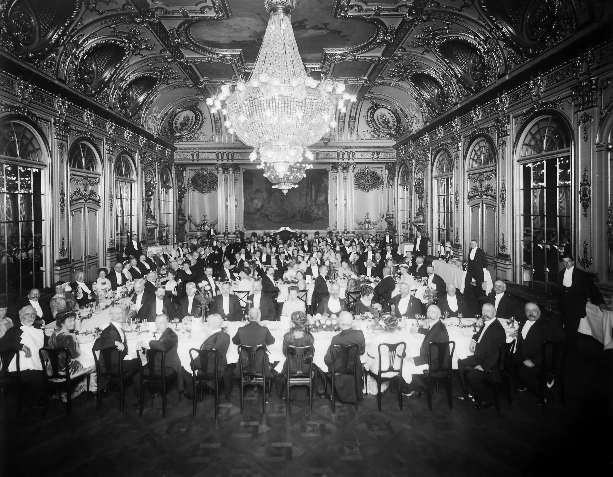 Föreningen Skandinavien på fest i Grand Hôtels Spegelsal år 1900. Året därpå och ända fram till 1929, när arrangemanget hade blivit för stort, och flyttades till Stadshuset, ägde även Nobelsupén rum här. Foto: Stadsmuseet i Stockholm