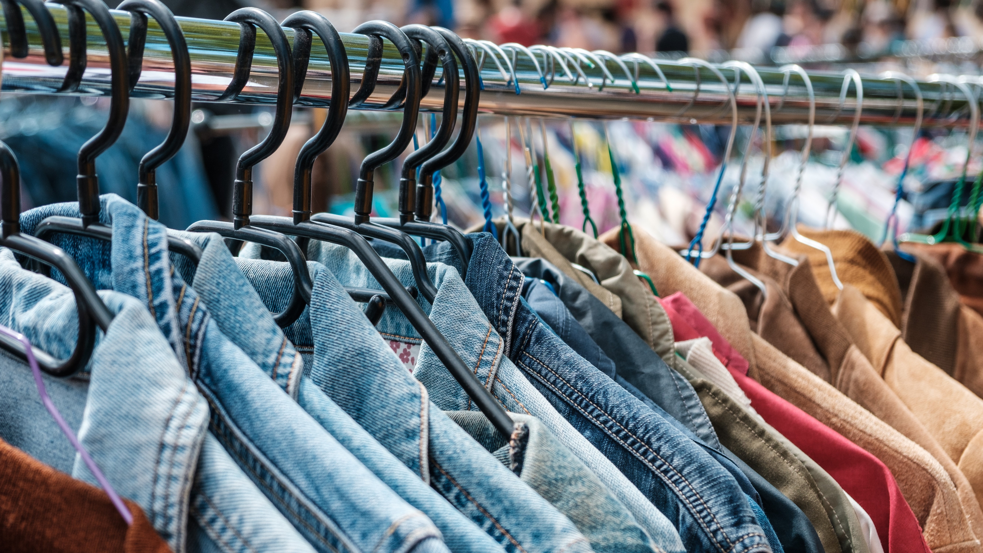 Second hand eller begagnatvaror är fortsatt populärt bland svenska. Mode och kläder är den populäraste kategorin. Foto: Shutterstock