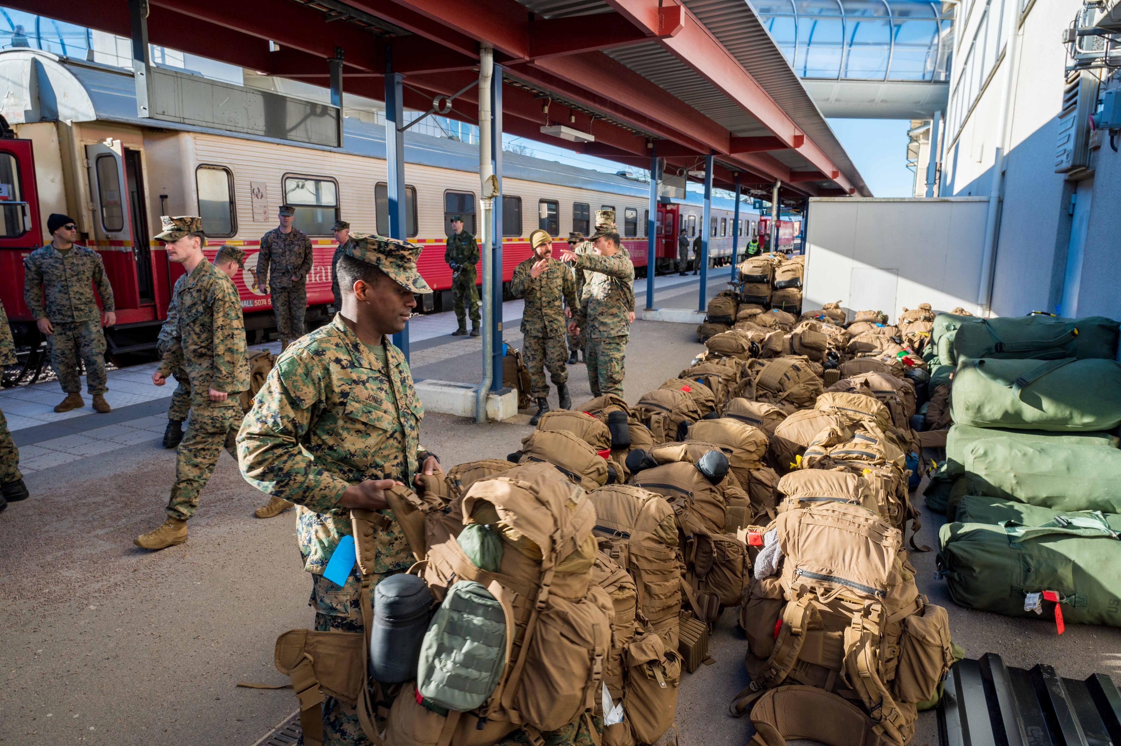 Amerikanska marinkårssoldater i Skövde inför övningen Aurora 23. Ett nytt försvarsavtal ger USA tillgång till militära baser och övningsområden. Foto: Robin S. Krüger/Försvarsmakten