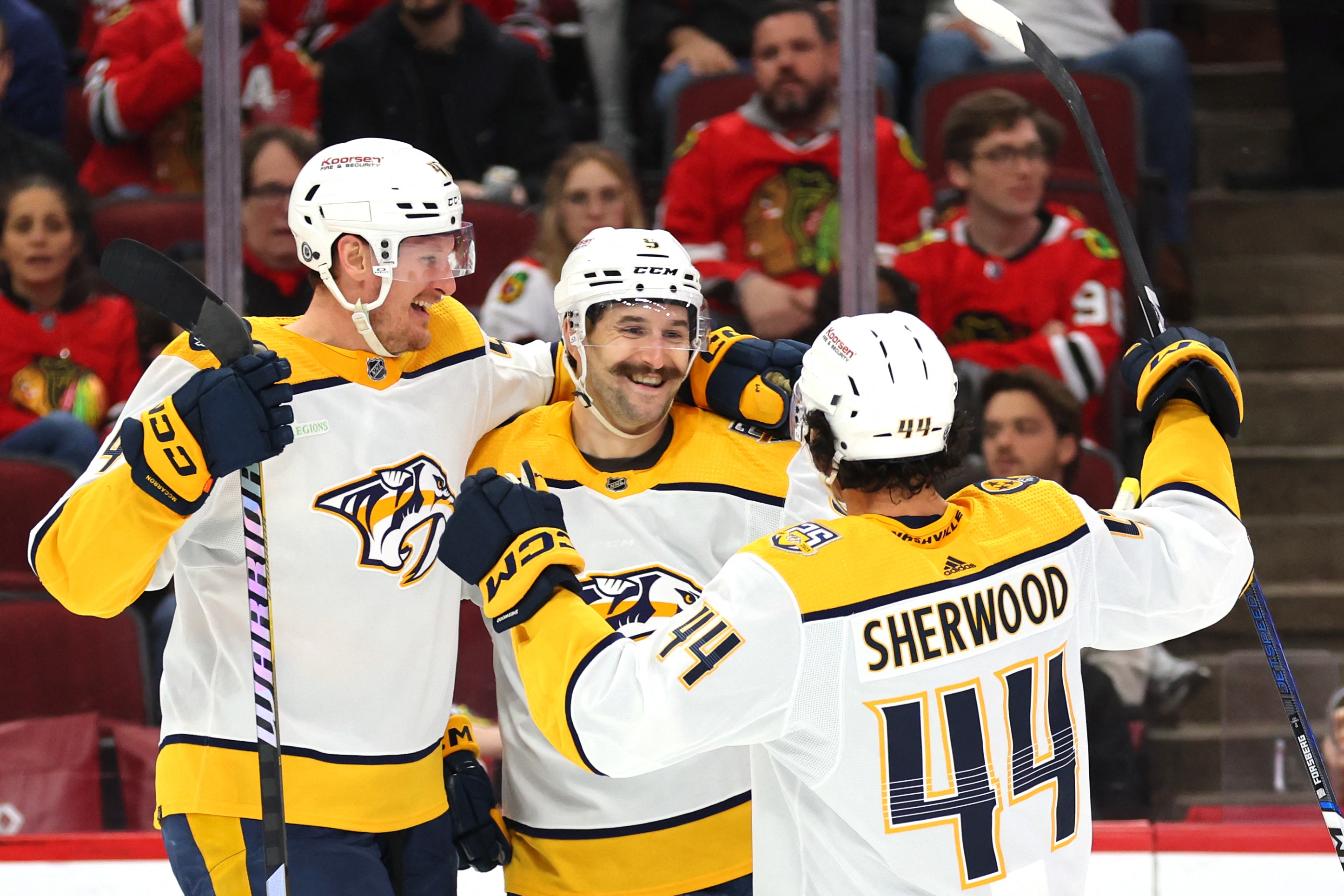 Filip Forsberg (mitten) firar efter ett av sina mål mot Chicago. Foto: Michael Reaves/AFP/TT