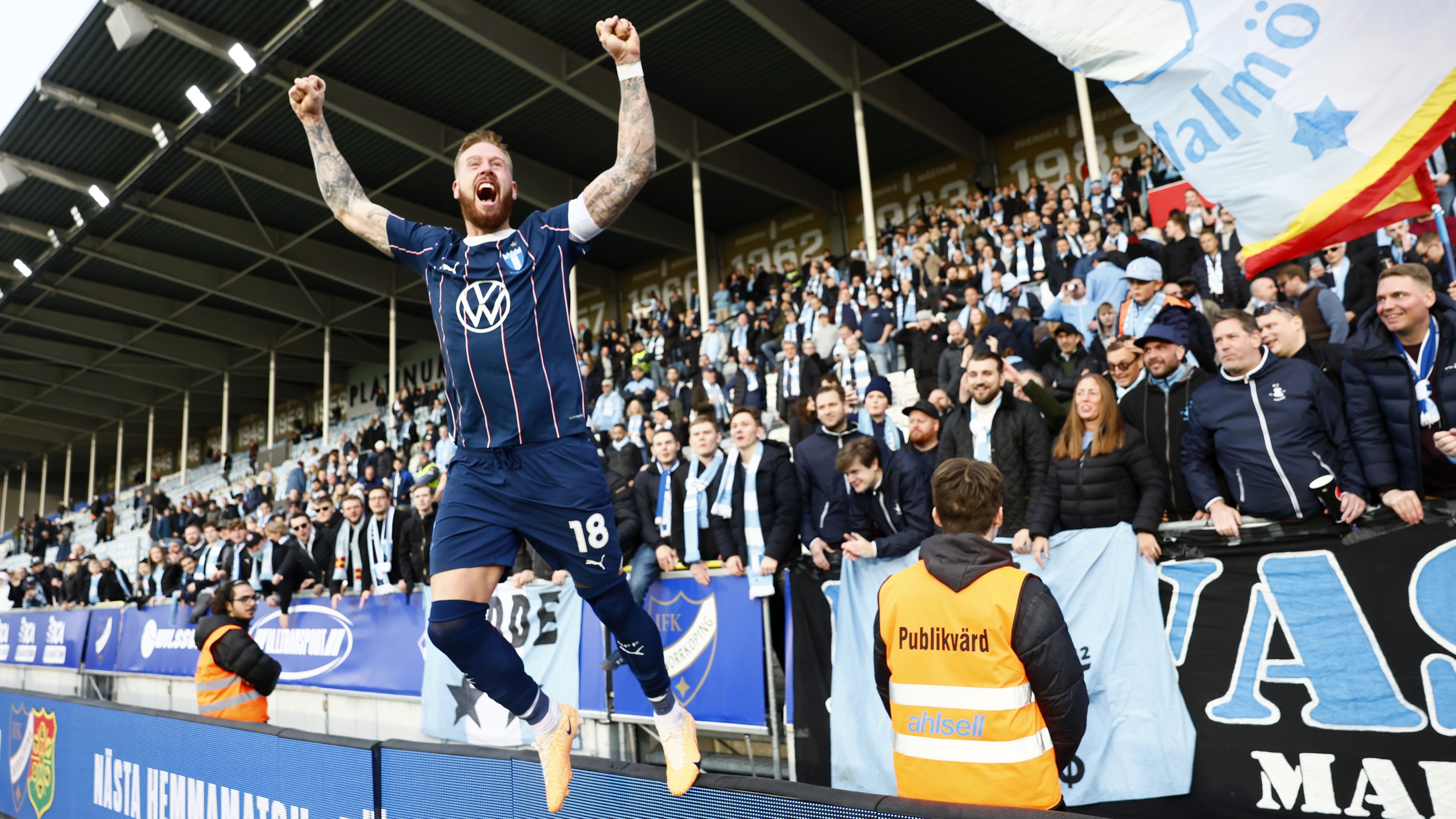 Den senaste att få lyfta Lennart Johanssons pokal, Pontus Jansson i Malmö FF. I den första matchen detta jubileumsår vann Malmö FF borta mot Norrköping med 5–1. Foto: Stefan Jerrevång/TT