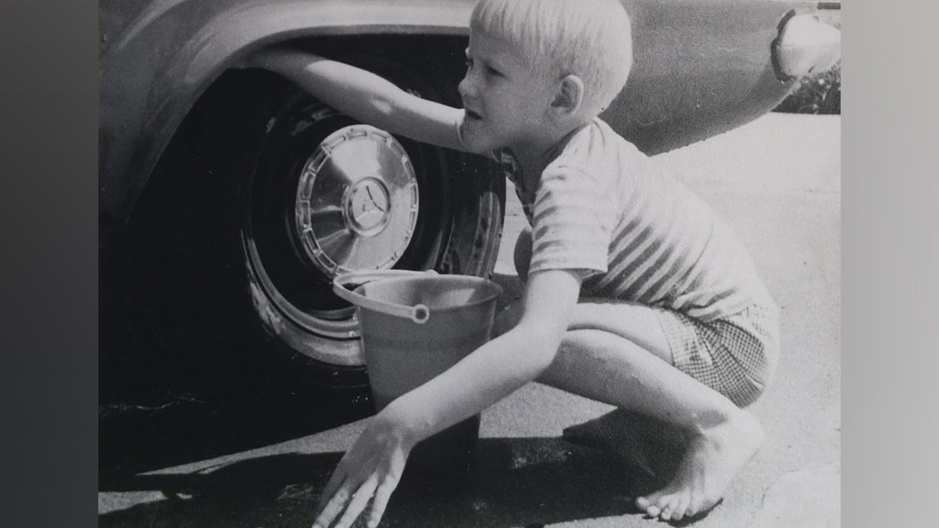 Jag tvättar vår amerikanska bil. Foto: Lars Johansson