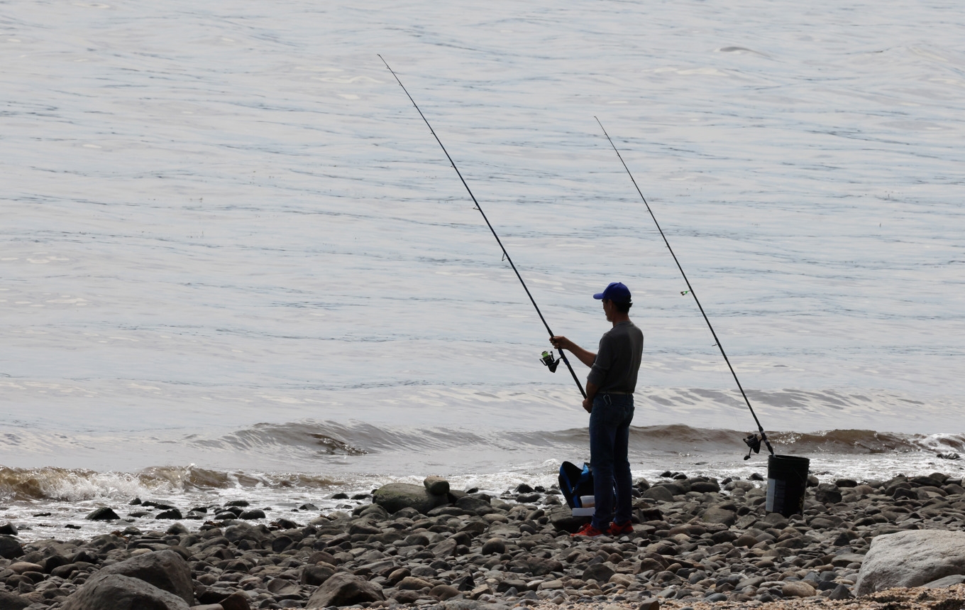 "Trolling", ursprunget till talet om troll på internet, syftar i själva verket på fiske med kastspö. I Sverige fiskas det helt öppet i grumliga vatten, menar skribenten. Foto: Bruce Bennett/Getty Images