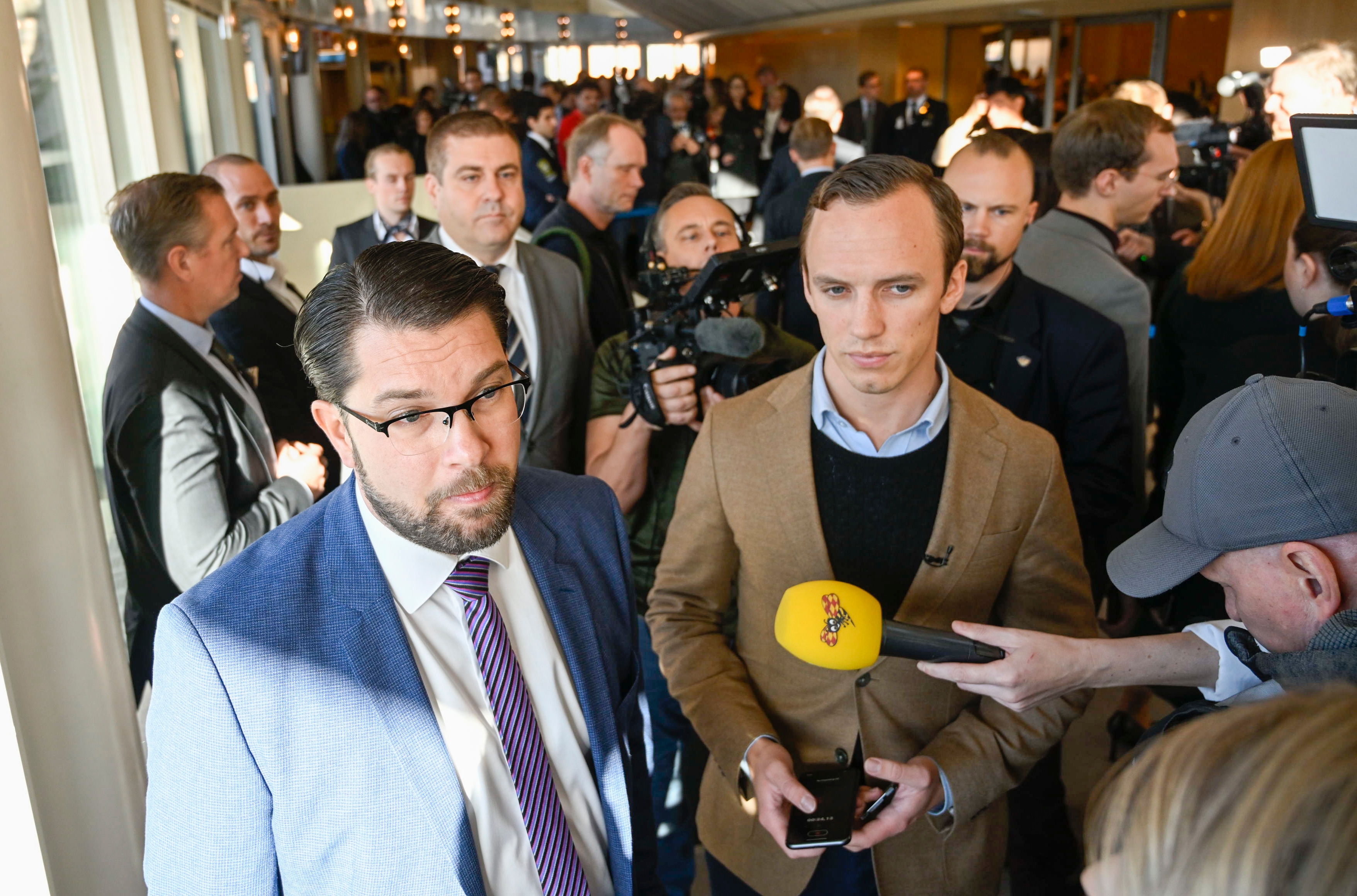Sverigedemokraternas partiledare Jimmie Åkesson (SD) på väg till riksdagens statsministeromröstning. Till höger Sverigedemokraternas presschef Oskar Cavalli-Björkman. Foto: Fredrik Sandberg/TT