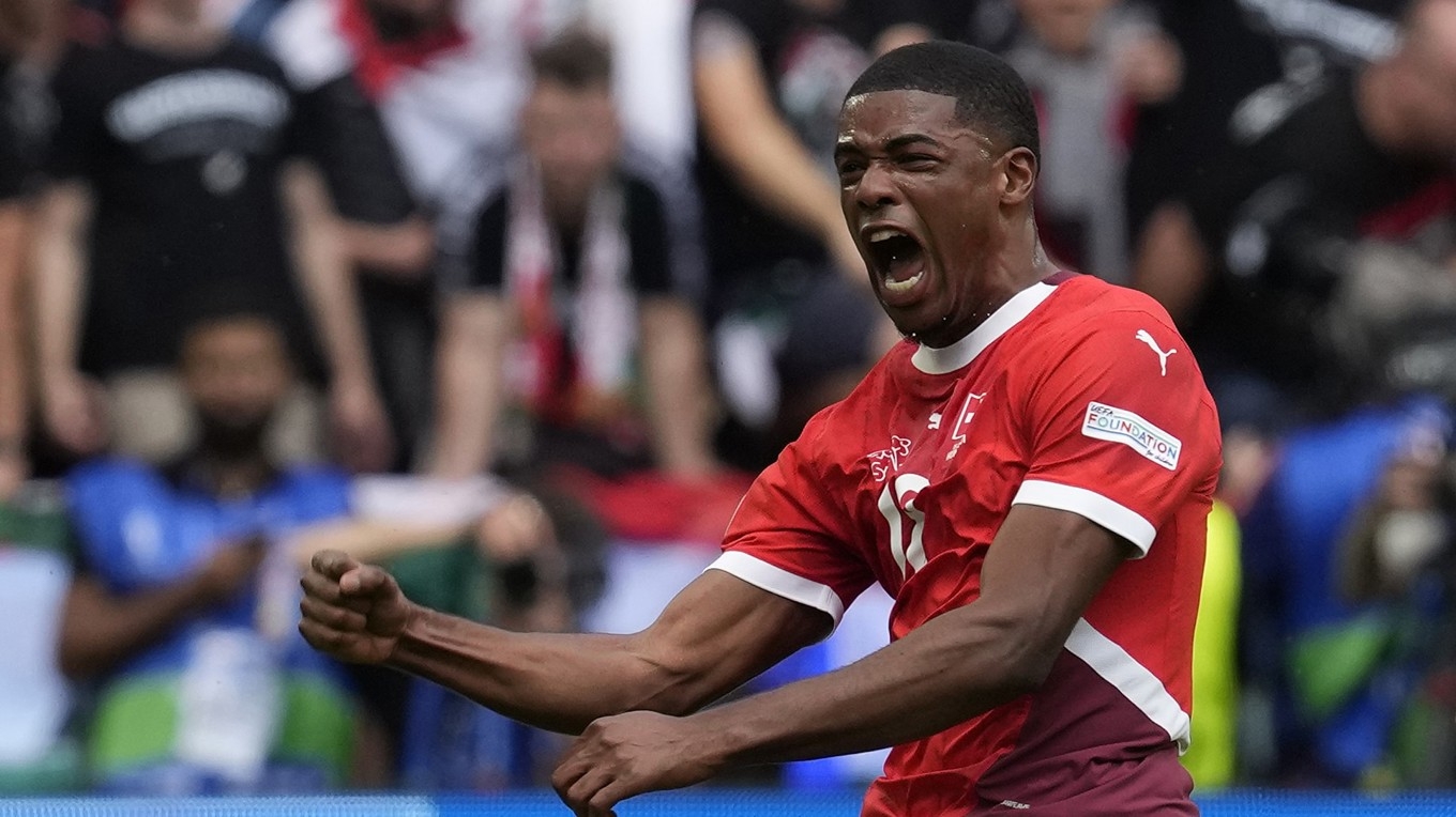 Schweizaren Kwadwo Duah EM-debuterade mot Ungern – och gjorde matchens första mål. Foto: Darko Vojinovic/AP/TT