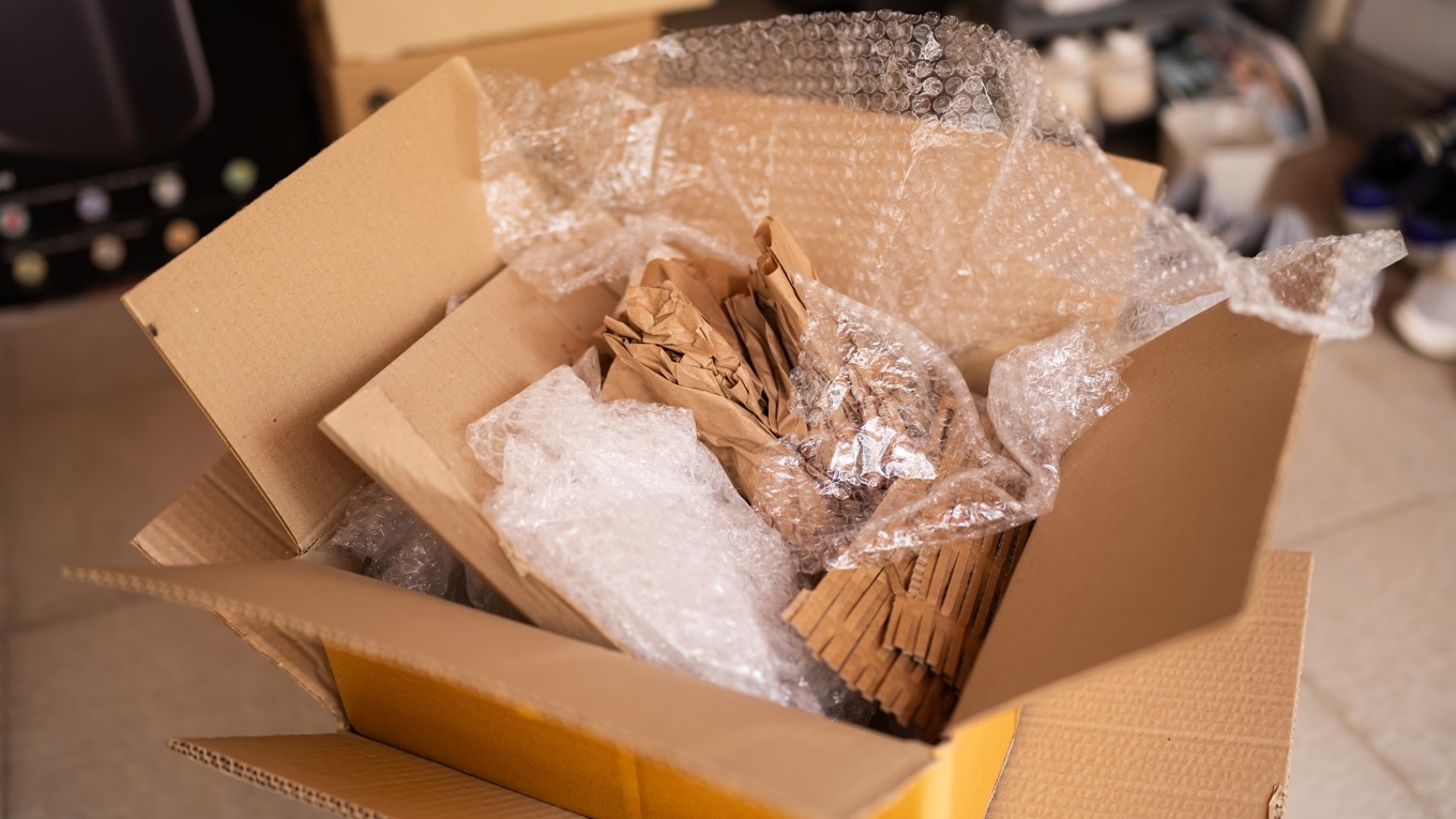En rad försändelser innehåller narkotika och andra illegala varor. Foto: Shutterstock