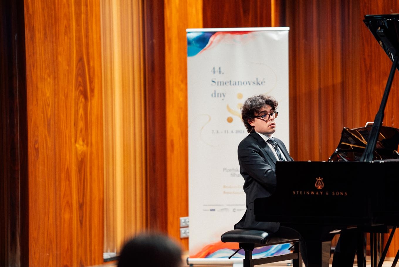 Den tjeckiske pianisten Matouš Zukal framförde med passion  Smetanas pianosonat g-moll JB 3:24 under The Smetana Days Festival i Pilsen i Tjeckien. Foto: Ondřej Pastor