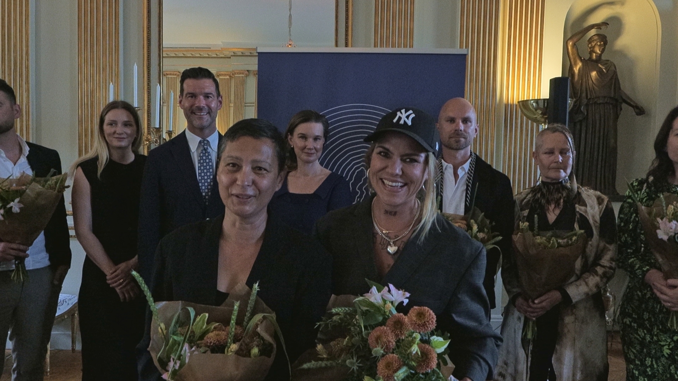 Maria Veerasamy, vd på Svenskt Tenn, vinnare av regeringens exportpris för kulturella och kreativa näringar, och Hanna Hansdotter, glaskonstnär och  årets uppstickare. I bakgrunden Johan Forssell (M), bistånds- och utrikesminister, Karin Svanborg-Sjövall, statsekreterare, Karl Nordstrand, Toteme, Virpi Pahkinen, koreograf, Liv Strömquist, serietecknare och författare. Foto: Adam Strand