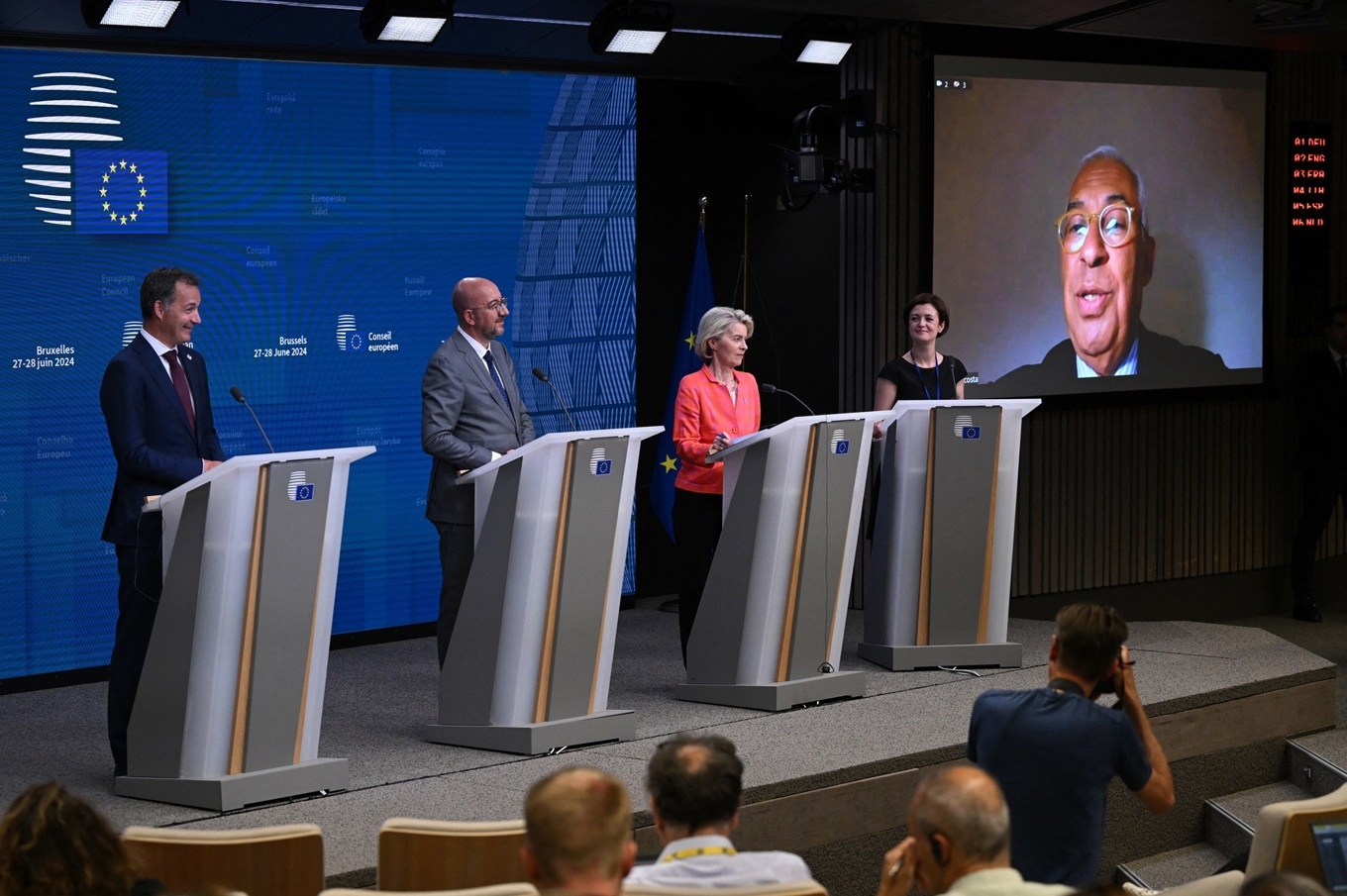 Presskonferens i Bryssel den 28 juni. På skärmen syns rådets näste ordförande, António Costa. I mitten, kommissionens ordförande Ursula von der Leyen. Foto: John Thys/AFP via Getty Images