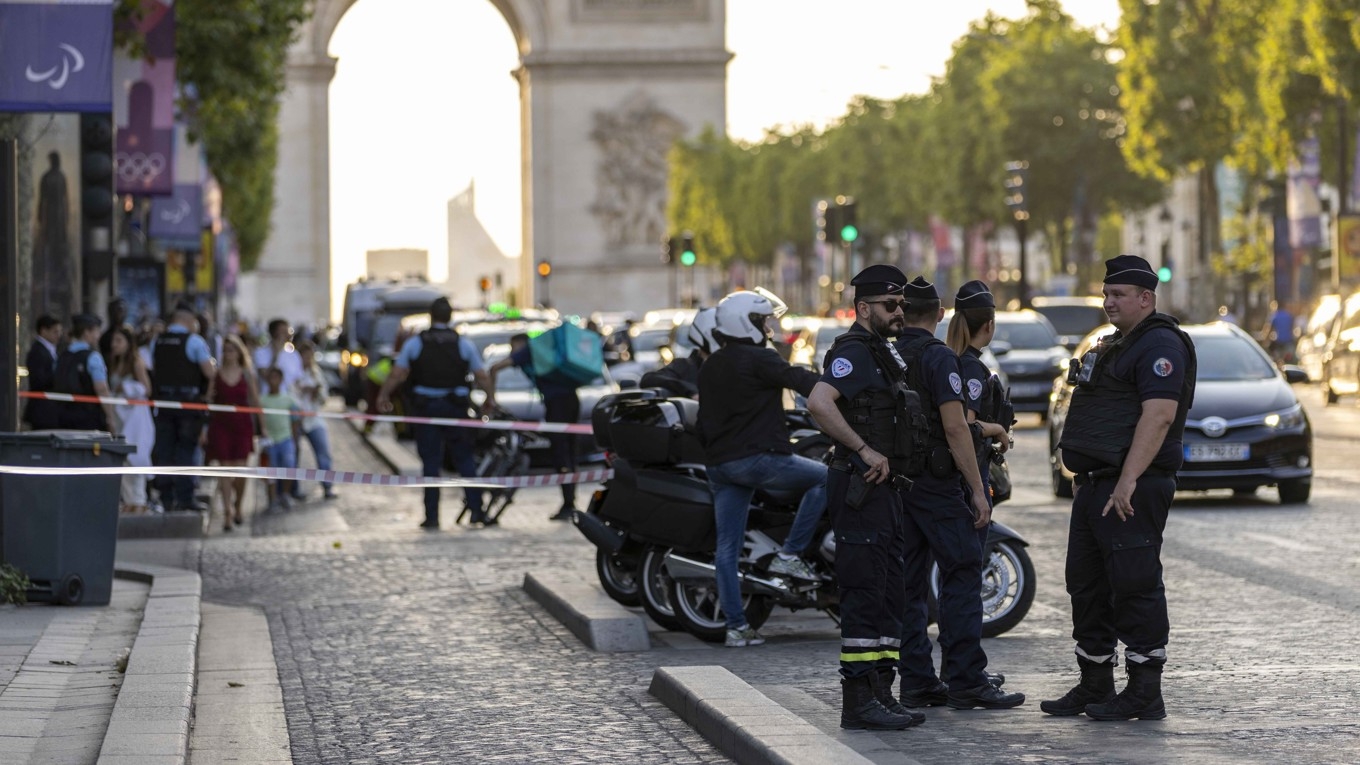 Polis utanför en Louis Vuitton-butik i shoppingdistriktet Champs Elysées den 18 juli. Foto: Maja Hitij/Getty Images
