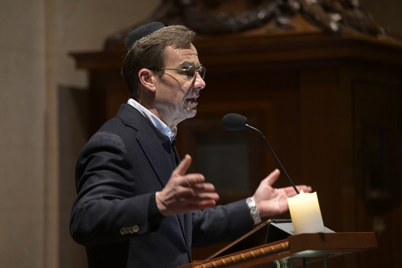 Statsminister Ulf Kristersson (M) talar i Bankhallen i Riksdagshuset efter kippavandring mot antisemitism i december förra året. Foto: Fredrik Sandberg / TT