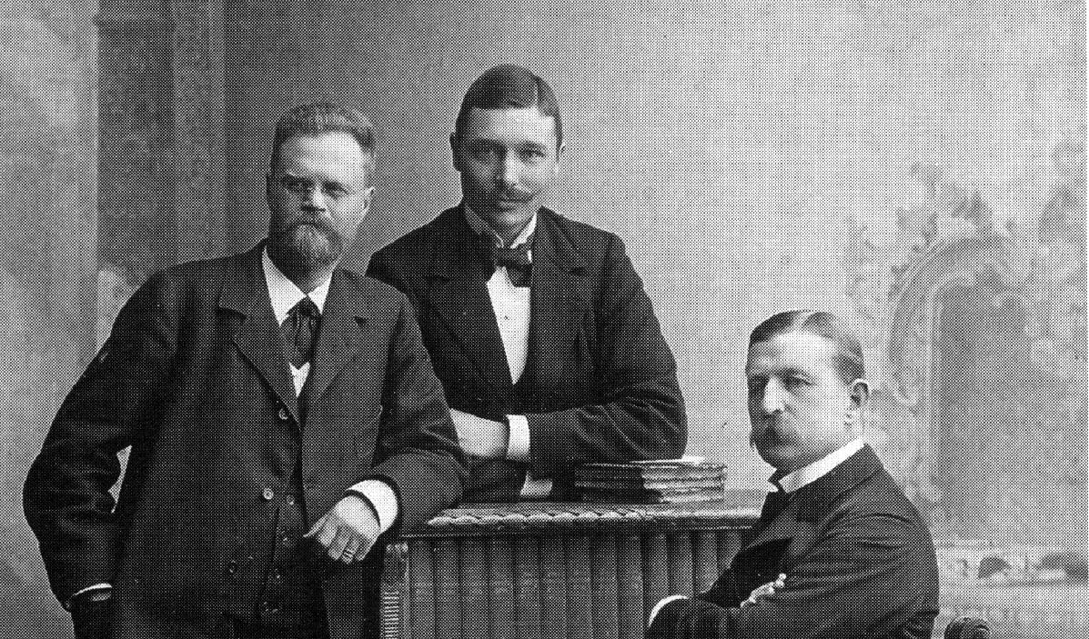 Den tilltänkta besättningen på Örnen. Meteorologen Nils Ekholm, till vänster, backade ur och räddade därmed sitt liv. I mitten Nils Strindberg och sittande Salomon August Andrée. Foto: Public Domain.