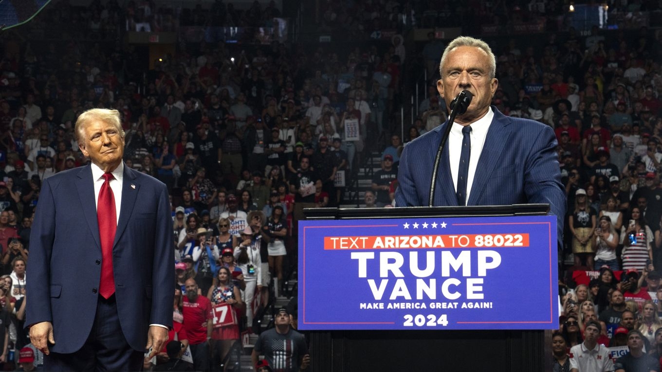 Presidentkandidaterna Donald Trump och Robert F. Kennedy Jr. på ett kampanjmöte i Glendale, Arizona, efter att Kennedy meddelat att han stödjer Trump. Foto: Rebecca Noble/Getty Images