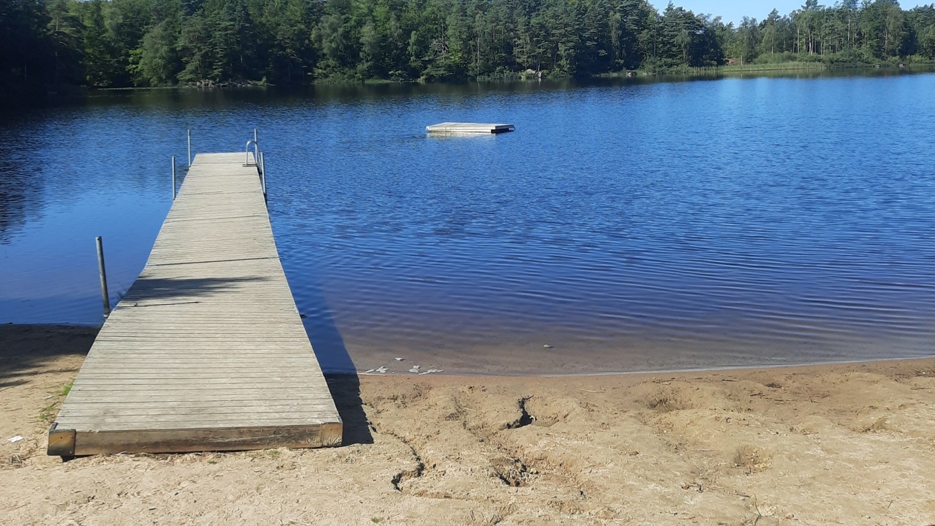 Flera järnrör stack upp från botten på en badplats i Olofströms kommun. Händelsen har nu polisanmälts av kommunen. Foto: Pressbild