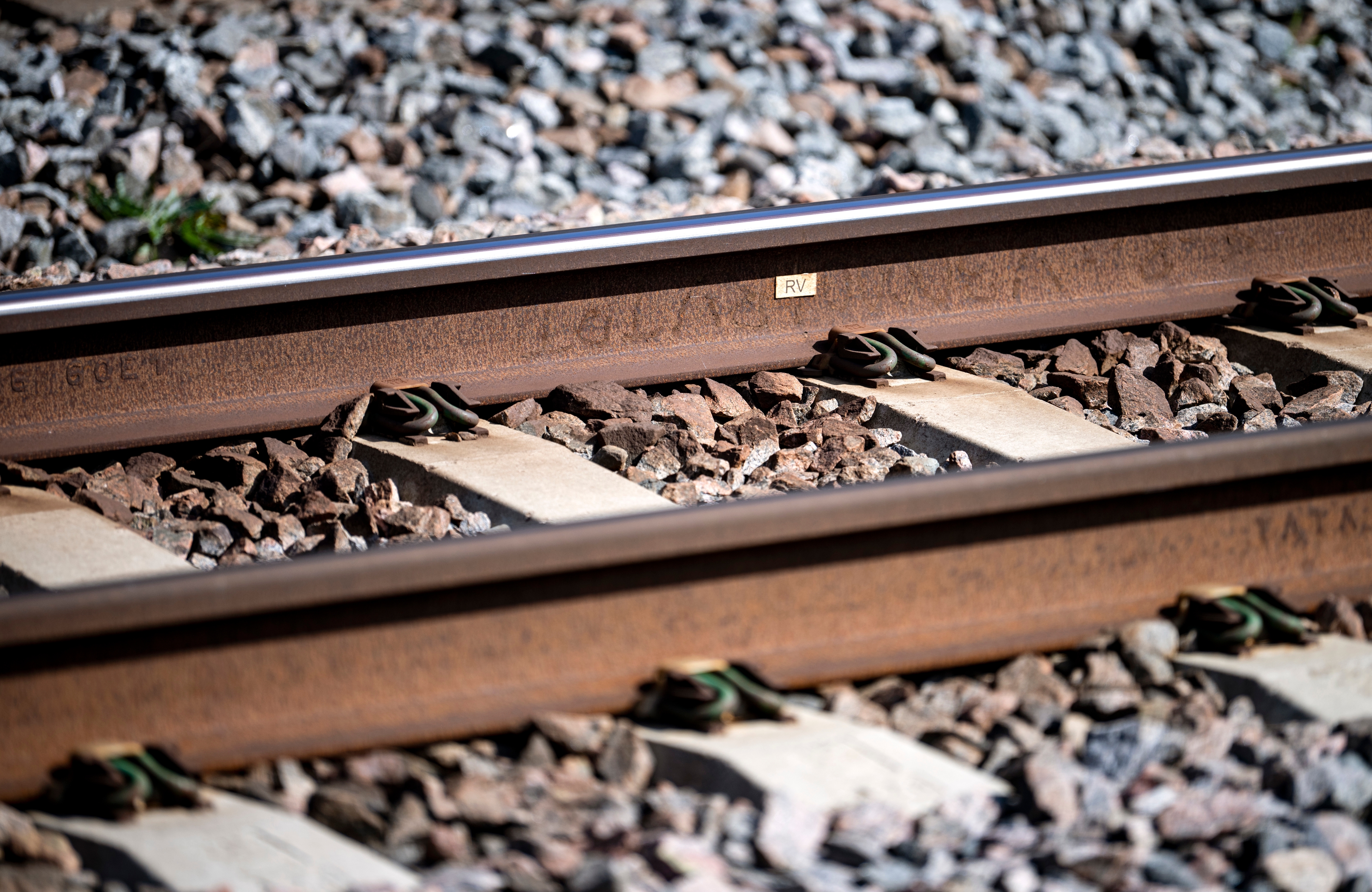 Det är stopp i tågtrafiken efter att en lastbil kört igenom järnvägsbommar och rivit ner kraftledningar i Fellingsbro. Arkivbild. Foto: Johan Nilsson/TT