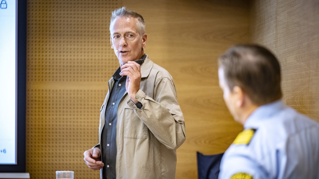 Kriminologen Anders Östlund och Fredrik Liljeroos, regional samordnare för särskilt utsatta brottsoffer, presenterar riskfaktorer som ökar risken för grovt våld i nära relationer. Foto: Johan Nilsson/TT