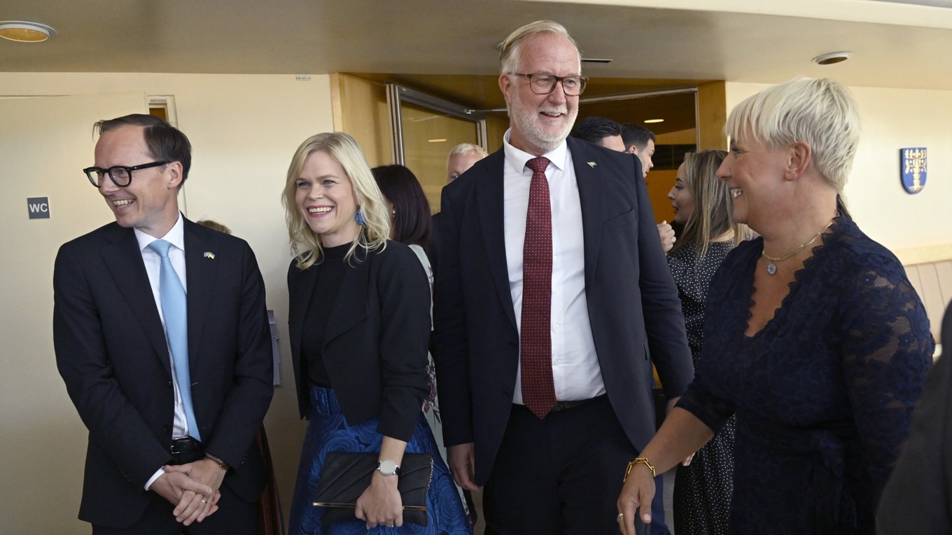 Mats Persson (längst till vänster) blir ny arbetsmarknads- och integrationsminister, detta samtidigt som Liberalernas partiledare Johan Pehrson blir ny utbildningsminister. Arkivbild. Foto: Fredrik Sandberg/TT
