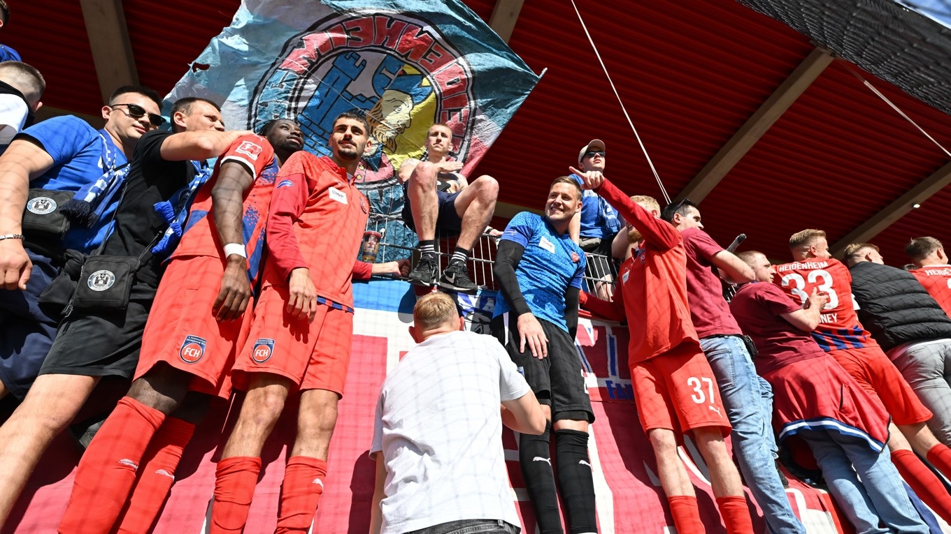 Heidenheims lag, som nu står mellan BK Häcken och fortsatt Europaspel i höst, firar efter vårens sista Bundesligamatch mot Köln. Foto: Sebastian Widmann/Getty Images