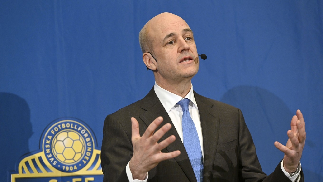 Fredrik Reinfeldt lägger här ut texten på fjolårets årsmöte där han valdes till förbundsordförande. Foto: Henrik Montgomery/TT