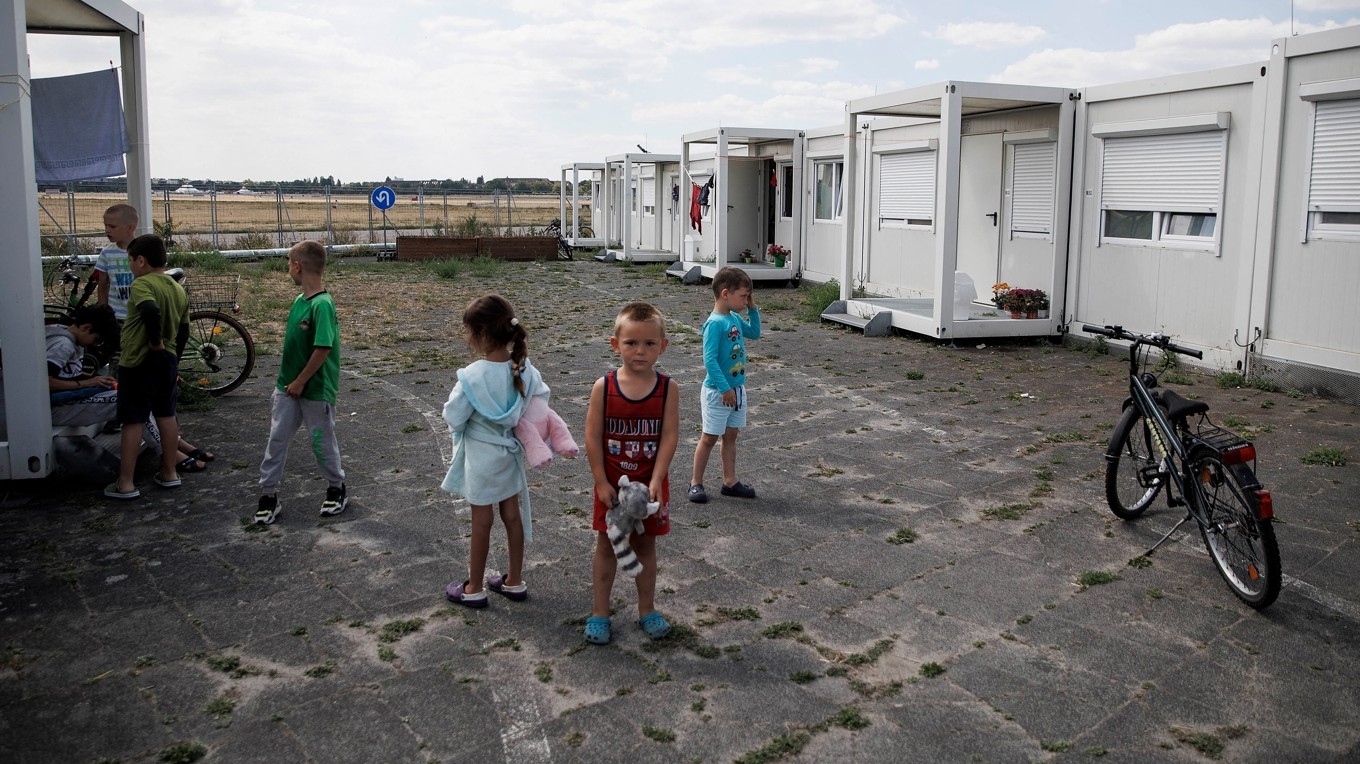 Så många som över fyra miljoner personer i Ukraina har flytt landet till länder i EU sedan kriget inleddes i februari 2022. På bilden ser man ukrainska barn vid en tillfällig flyktingmottagning i Berlin i Tyskland den 8 augusti 2022. Foto: Carsten Koall/AFP via Getty Images