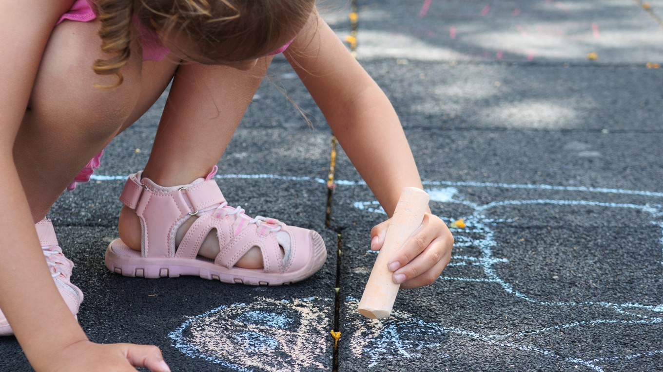 En skandal har briserat i Örebro kommun efter att det visat sig att sju anställda på en fritidsgård är tidigare dömda för brott. Och en flicka misstänks ha blivit utsatt för sexbrott på toaletten på fritidsgården. Foto: Victor Mulero/Shutterstock