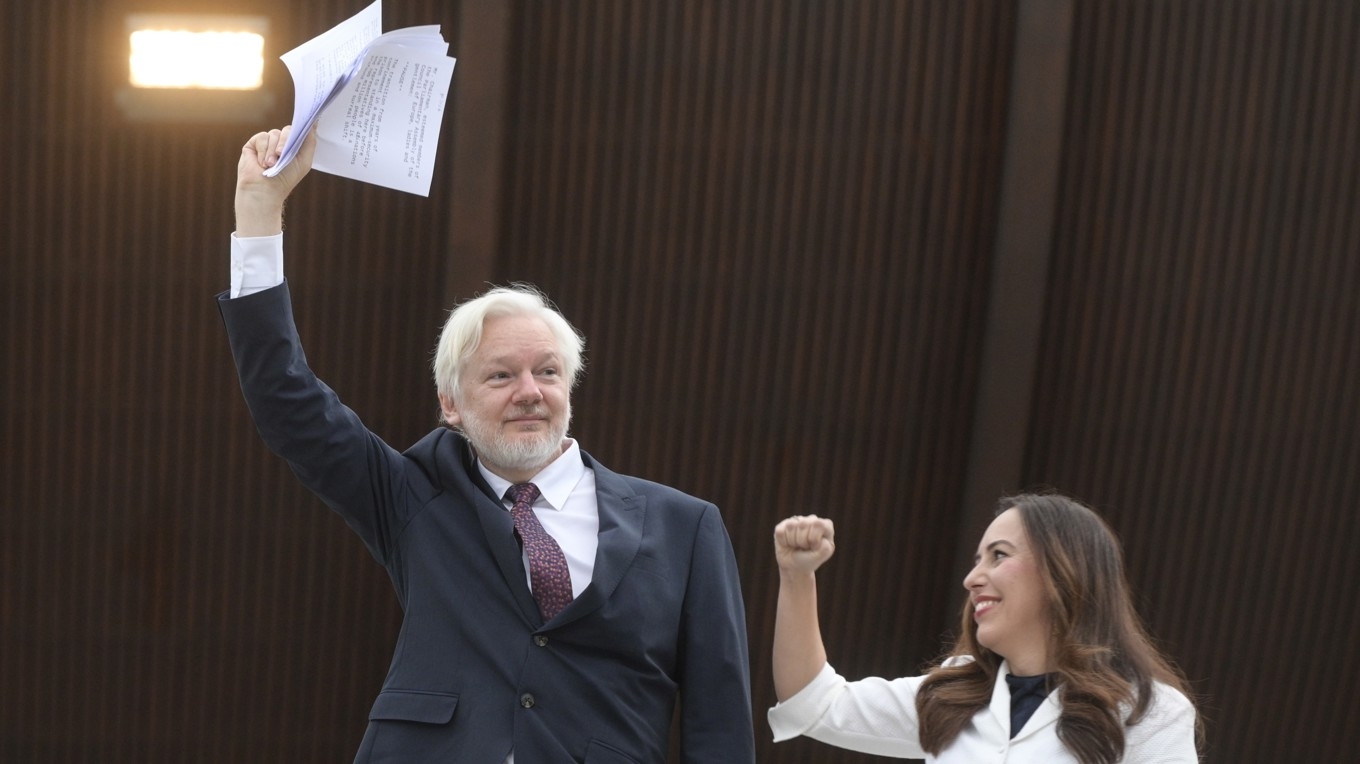 Wikileaksgrundaren Julian Assange anländer med sin fru Stella Assange till Europarådet i Frankrike. Foto: Pascal Bastien/AP/TT