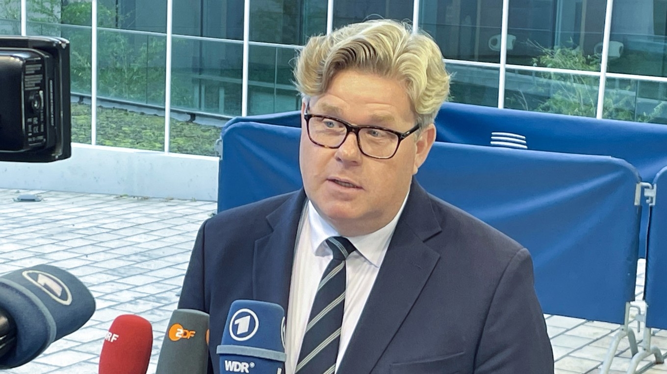 Justitieminister Gunnar Strömmer (M) på väg in till torsdagens EU-möte i Luxemburg. Foto: Foto: Wiktor Nummelin/TT
