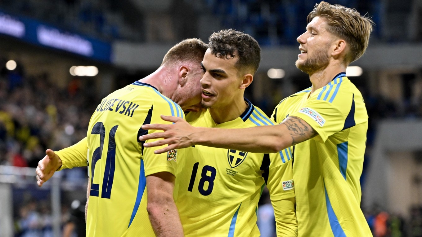 Yasin Ayari firar första landslagsmålet tillsammans med Dejan Kulusevski och Anton Salétros. Foto: Jonas Ekströmer/TT