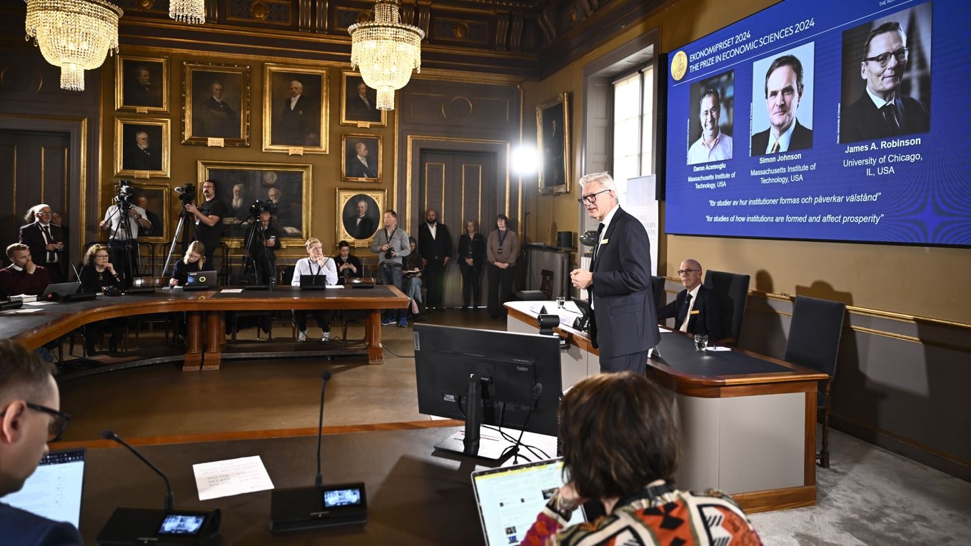 Här tillkännages Sveriges Riksbanks pris i ekonomisk vetenskap till Alfred Nobels minne 2024. Det går till Daron Acemoglu, Simon Johnson och James A Robinson. Foto: Christine Olsson/TT