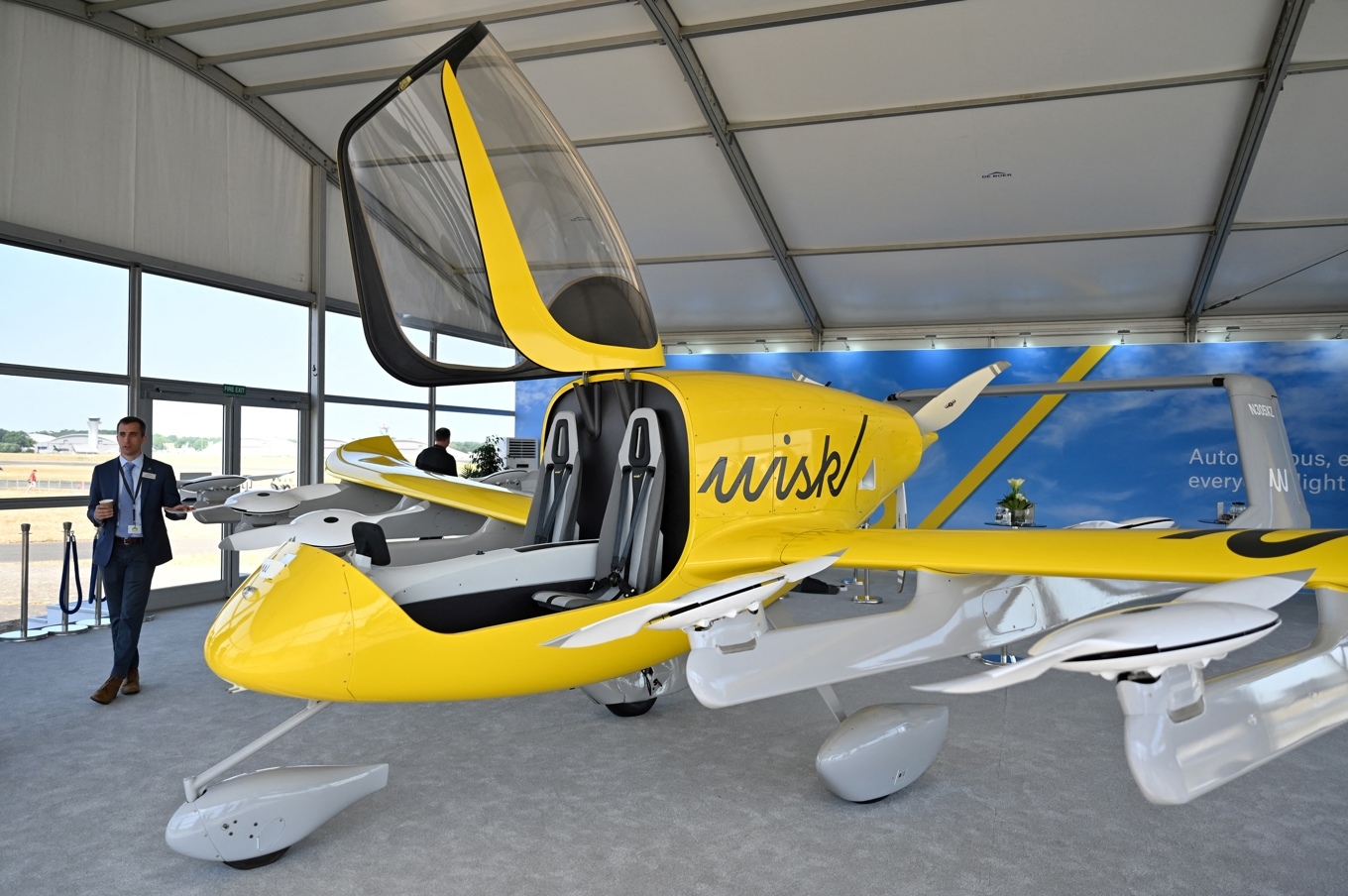 En modell av Wisk Aeros elektriska flygtaxi med vertikal start och landning (eVTOL) visas på Farnborough Airshow i Farnborough, England den 19 juli 2022. Foto: Justin Tallis/AFP via Getty Images