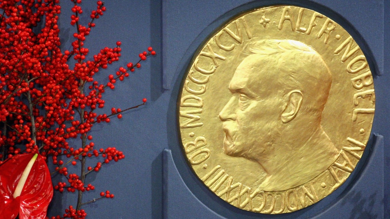 En plakett som föreställer Alfred Nobel. Foto: Chris Jackson/Getty Images