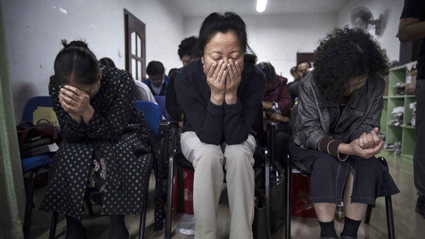 Kristna kineser ber i en underjordisk, oberoende protestantisk ”huskyrka” i Peking. Foto: Kevin Frayer/Getty Images