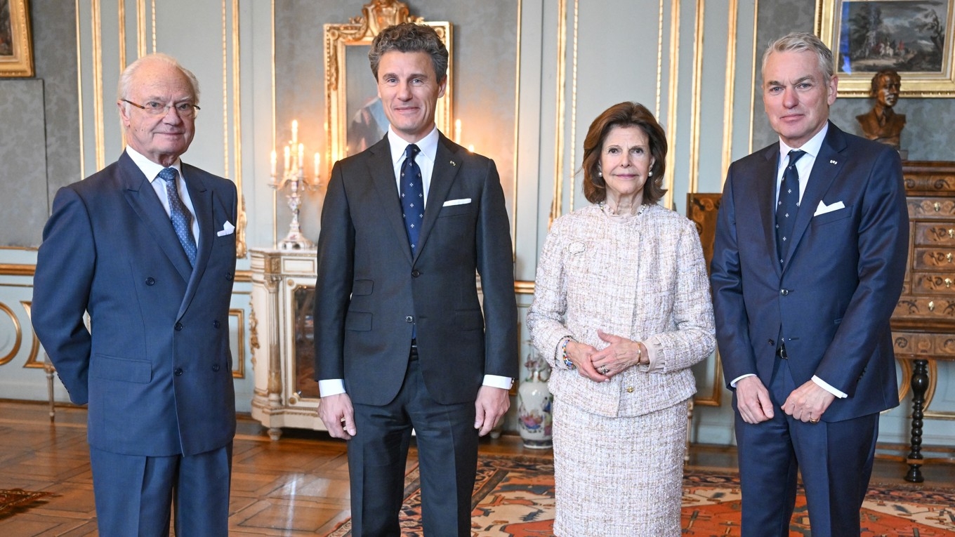 Otto Drakenberg är kommendator för Johanniterorden, och här uppvaktar han drottning Silvia när hon fyllde 80 år. Foto: Jonas Ekströmer