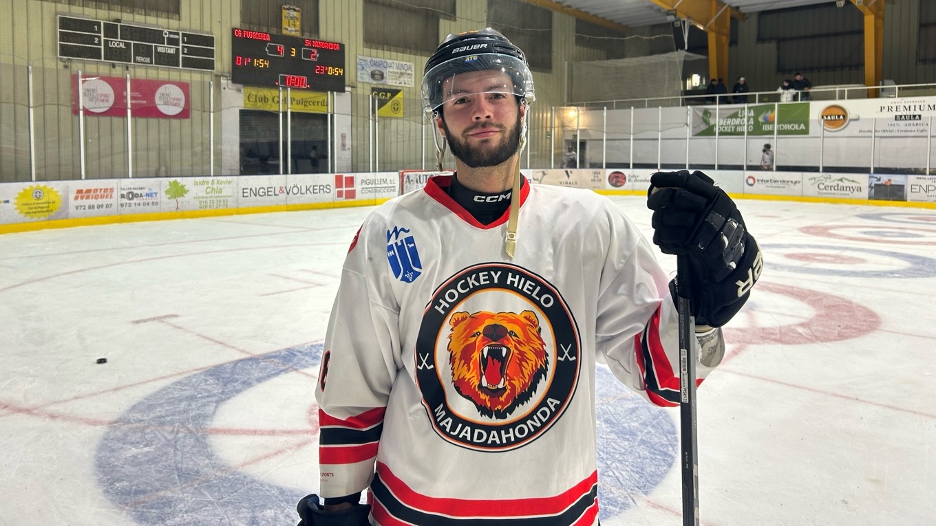 Svensken Arkaitx Edgren ska lyfta spansk hockey; målet är landslaget. Nu är debuten i ligan avklarad; det blev förlust men Arkaitx gjorde en assist. Foto: Javier Martinez