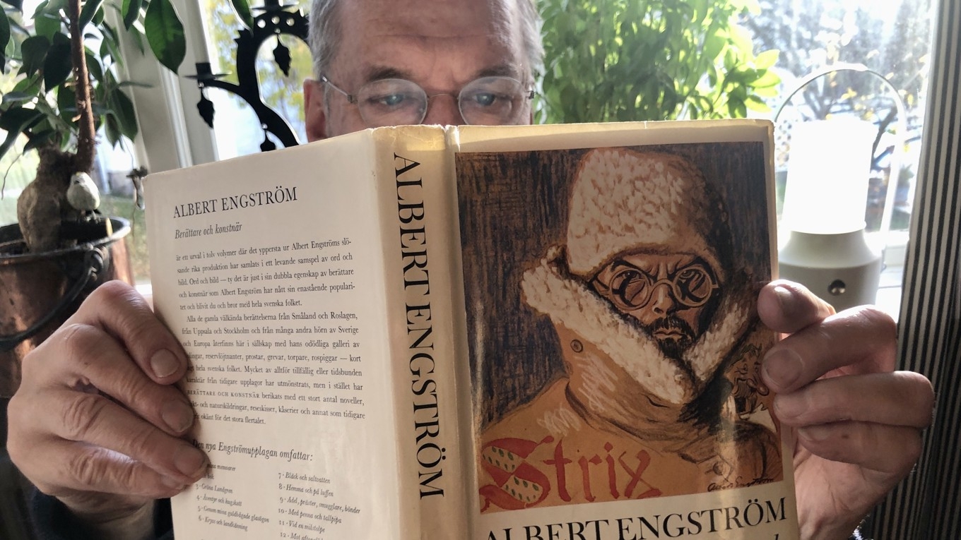 Kåsören läser med sina icke guldbågade glasögon om Albert Engströms guldbågade dito. Foto: Ewa Carlsson