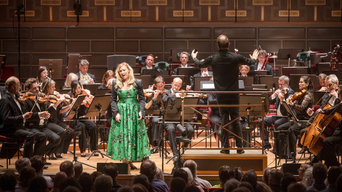 Kungliga Filharmonikerna, chefdirigent Ryan Bancroft, och sopranen Sofie Asplund framförde två konsertarior av Mozart.
Foto: Nadja Sjöström