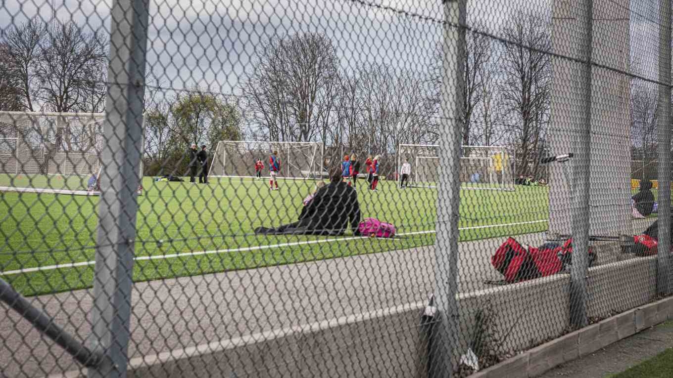 Staten, kommunerna och idrottsrörelsen måste gemensamt arbeta för att sänka kostnaderna inom barn- och ungdomsidrotten. Det menar Epoch Times sportchef som befarar att de nu höga kostnaderna kommer att slå hårt mot idrotten på flera plan. Foto: Gustaf Månsson/SvD/TT