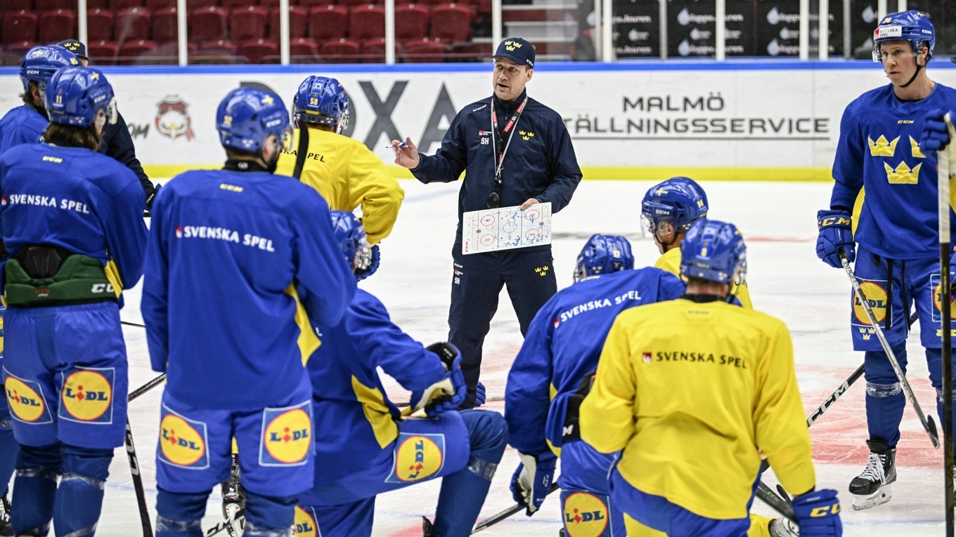 Förbundskapten Sam Hallam och hans spelare kan räkna med ett enormt publikstöd under hockey-VM. Tre Kronor tog guld 2013 då Sverige arrangerade VM senast. Foto: Johan Nilsson/TT
