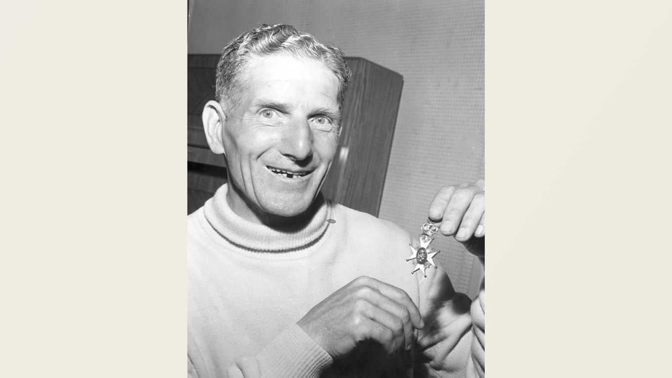 George Raynor gjorde stora insatser för svensk fotboll och belönades med Nordstjärneorden. Foto: TT/Scanpix