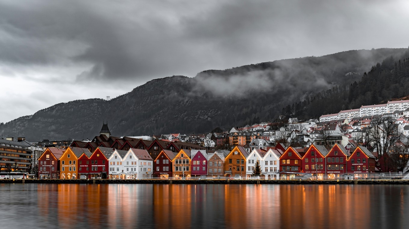 I Norge bor det nästan 5,6 miljoner människor. På bilden ser man Bryggen i norska Bergen. Foto: Michael Fousert