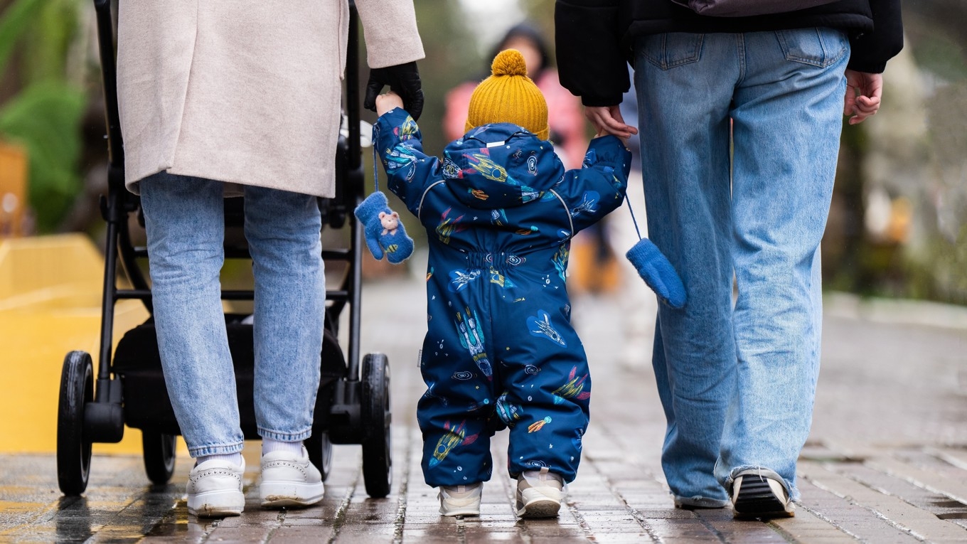 Lägg matkassarna i barnvagnen och vänj barnen vid att gå småpromenader från början. Foto: Shutterstock