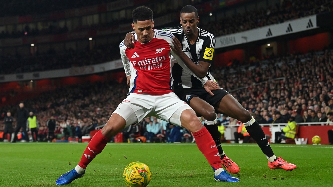 Engelsk fotboll på Stryktipskupongen har svensken lärt sig att älska. Här svenske Alexander Isak (t.h.) i duell med Arsenals William Saliba. Nu har Stryktipset fått en rejäl utmanare om att få högst betalt för ”13 rätt på tipset”. Foto: Glyn Kirk/AFP via Getty Images
