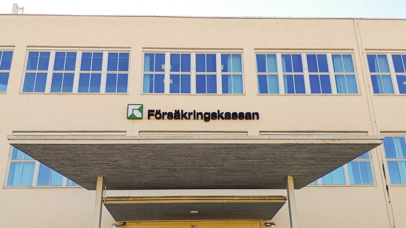 En man och åtta andra personer åtalas nu för bland annat grovt bidragsbrott. Mannen ska ha lurat till sig över tre miljoner från Försäkringskassan. Foto: Bilbo Lantto