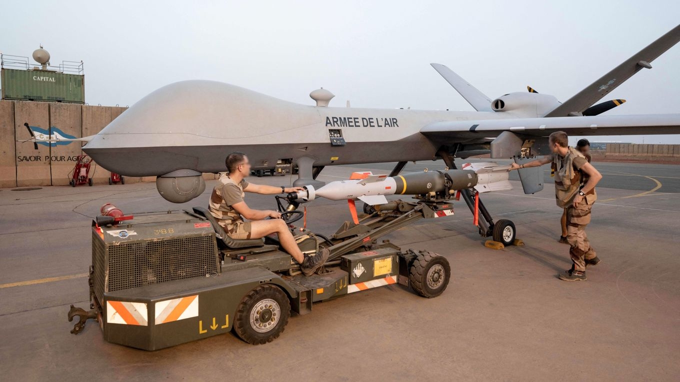 En Reaper-drönare servas i Niger. Amerikanska drönare är dyra och svårtillgängliga. Foto: Alain Jocard/AFP via Getty Images