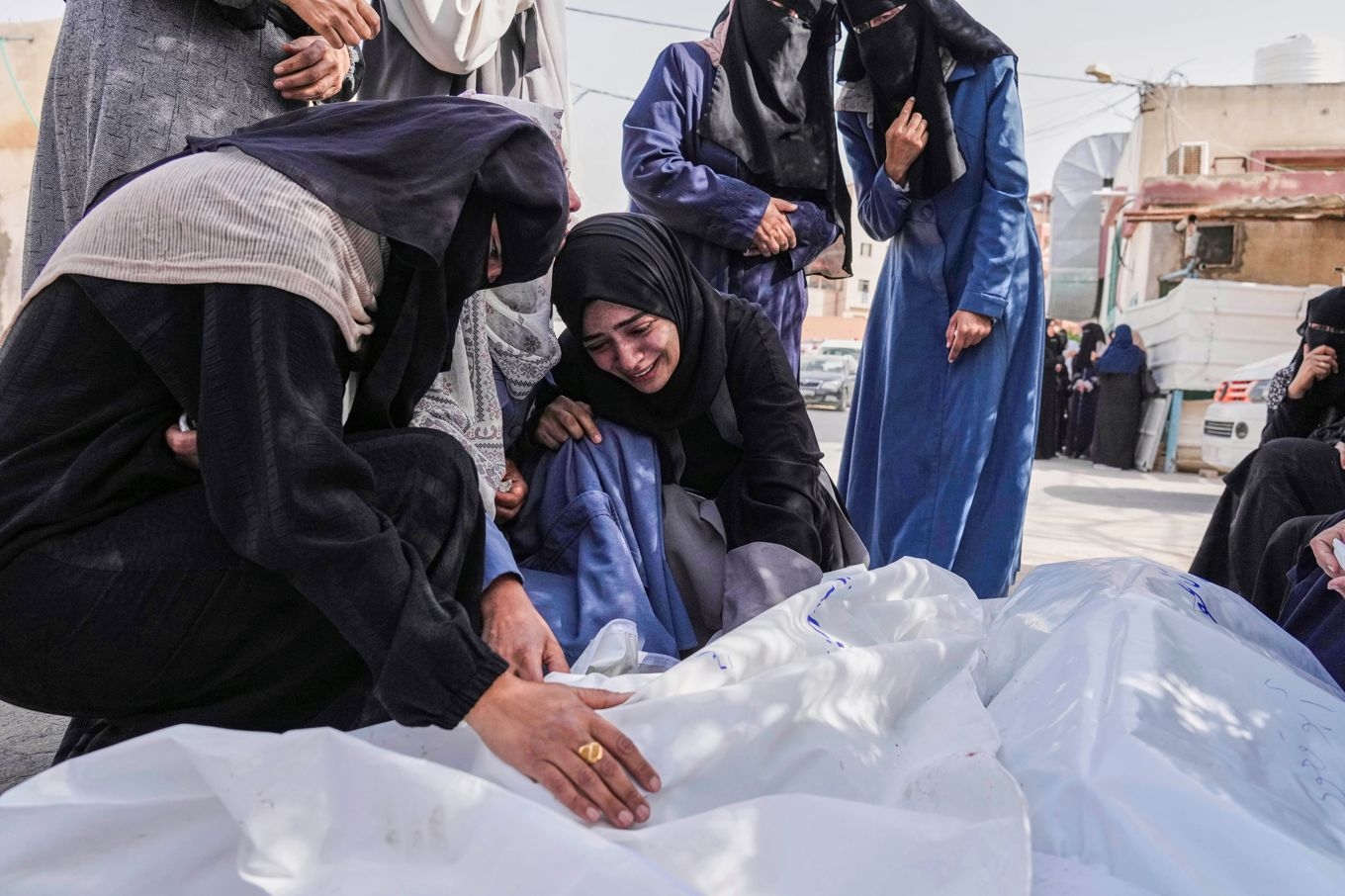 Palestinska kvinnor sörjer anhöriga som dödats i israeliska anfall mot Khan Yunis. Foto: Abd al-Karim Hana/AP/TT