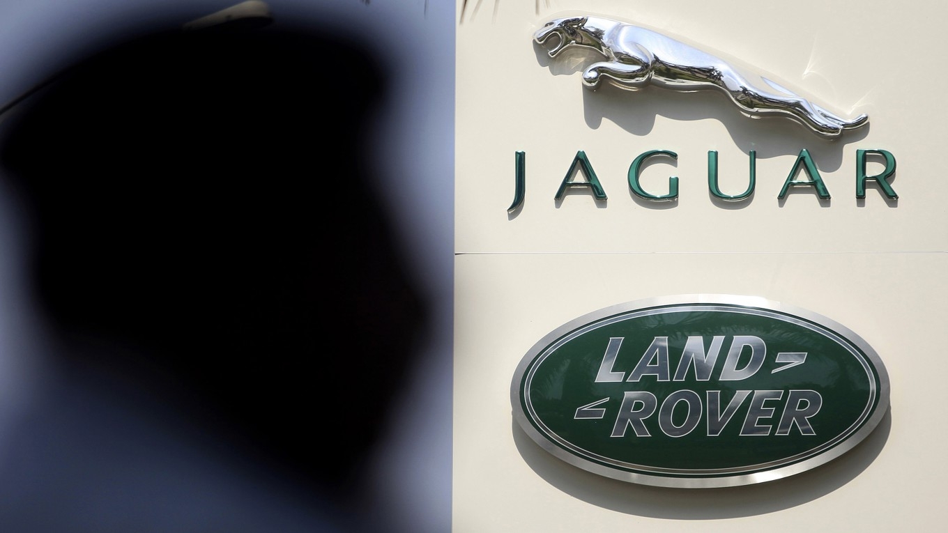 Den brittiska biltillverkaren Jaguar Land Rover (JLR) pausar sina leveranser till USA. Arkivbild Foto: Rafiq Maqbool/AP/TT