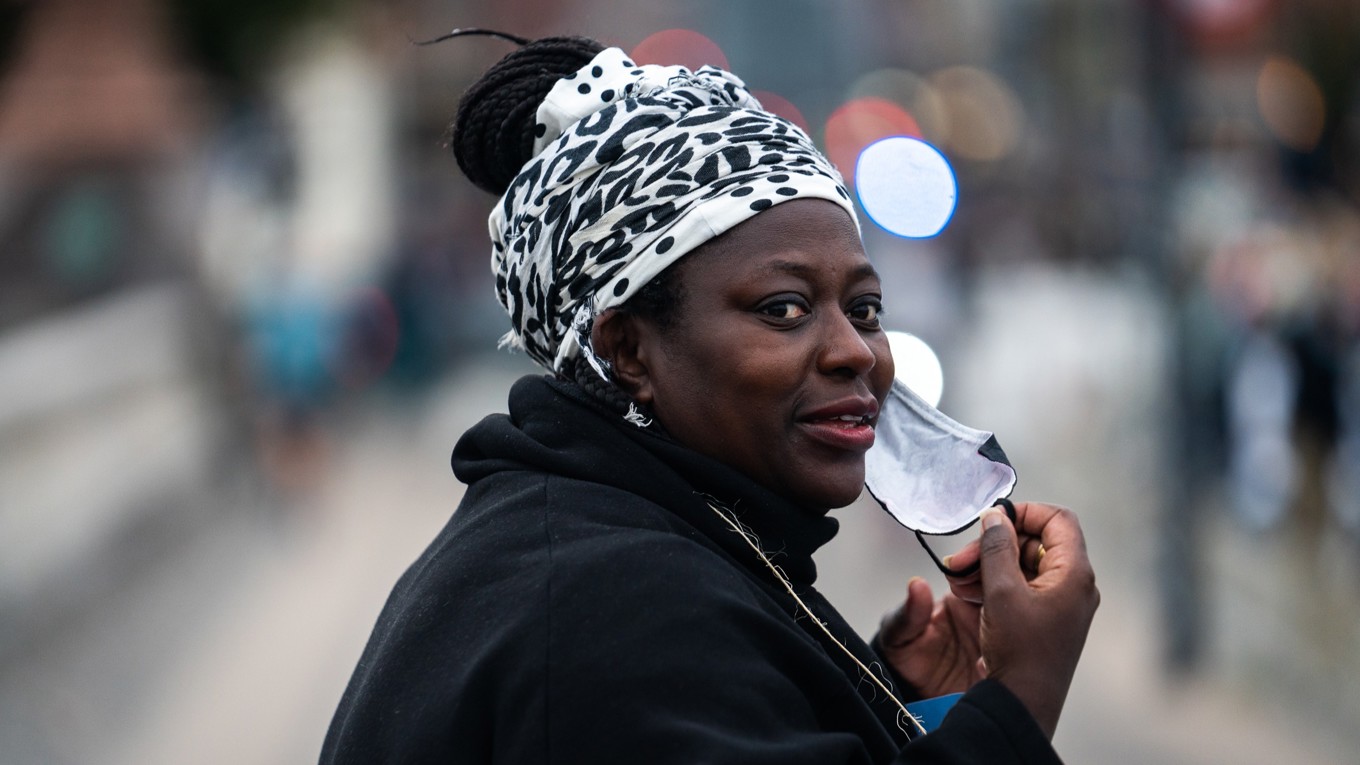 Bwalya Sørensen, talesperson för Black Lives Matter (BLM) i Danmark i samband med en protest i Köpenhamn den 6 oktober 2020. Foto: Emil Helms/Ritzau Scanpix/AFP via Getty Images