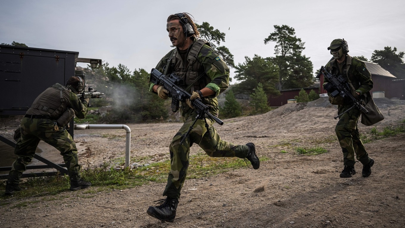 Soldater övar på ön Mälsten i Stockholms skärgård den 13 september 2023. Foto: Jonathan Näckstrand/AFP via Getty Images