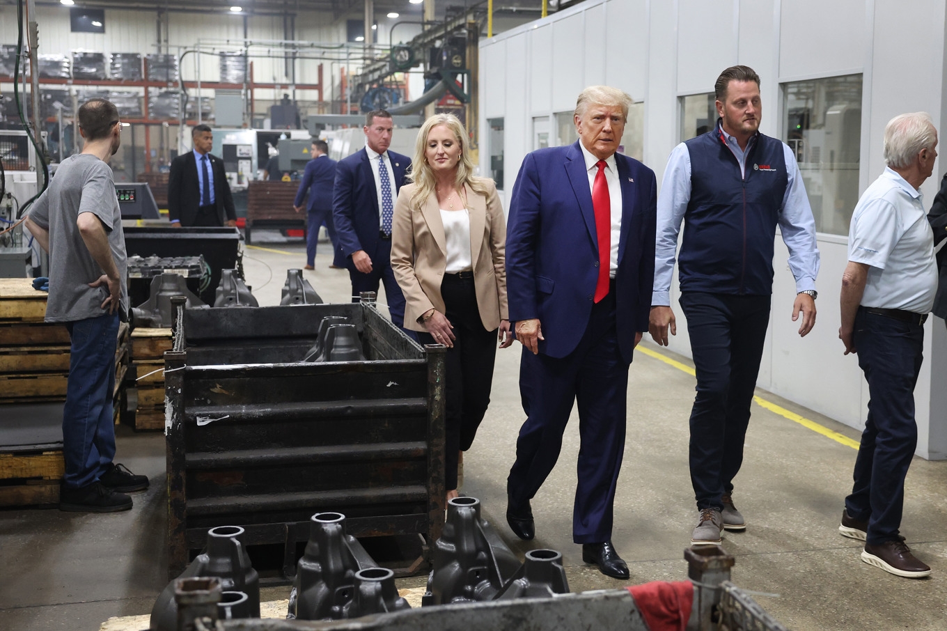 Donald Trump besöker Drake Enterprises, en bildelstillverkare i Clinton Township, Michigan, 2023.  Foto: Scott Olson/Getty Images