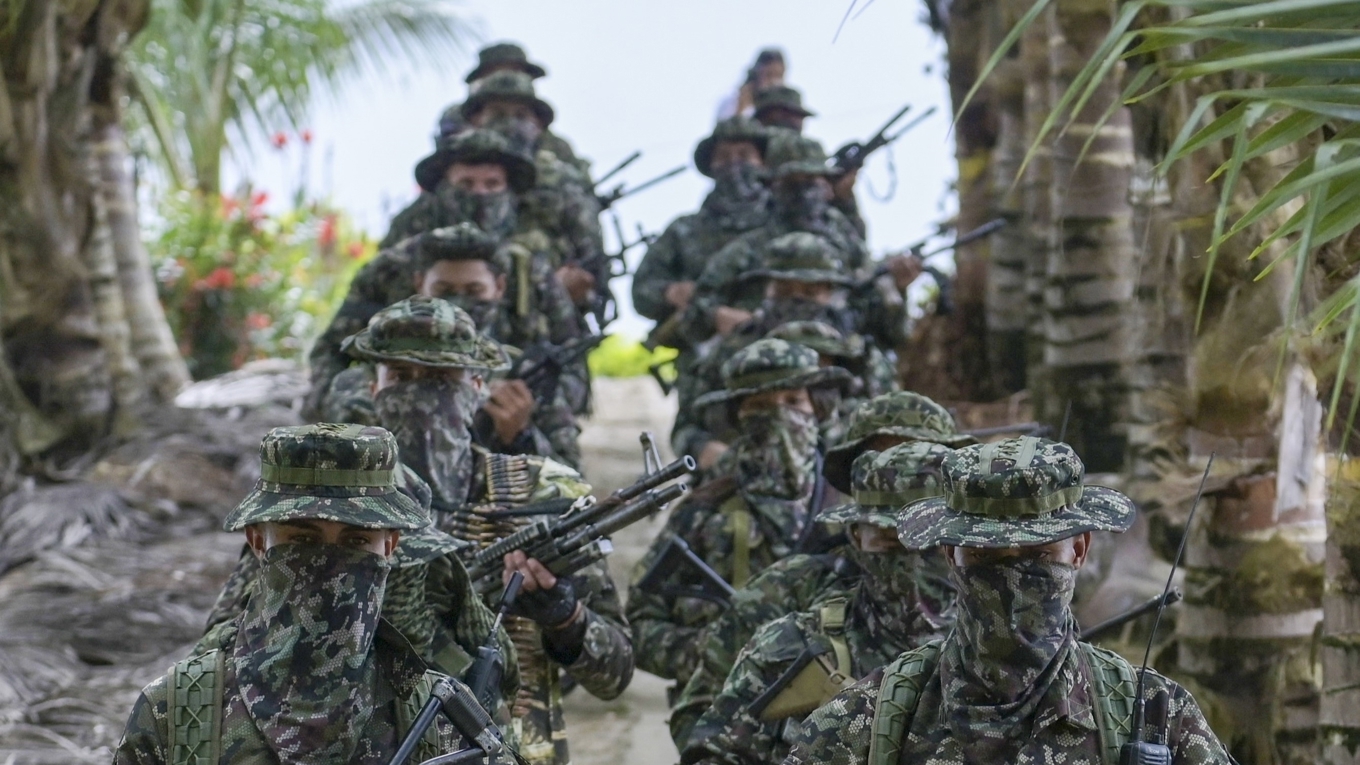 Medlemmar av Segunda Marquetalia, en utbrytargrupp ur Farc, marscherar i närheten av hamnstaden Tumaco i Colombia. Foto: Joaquin Sarmiento/AFP via Getty Images